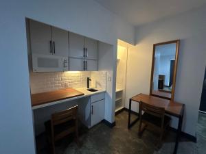 Kuchyň nebo kuchyňský kout v ubytování Tribeca Hotel FiDi