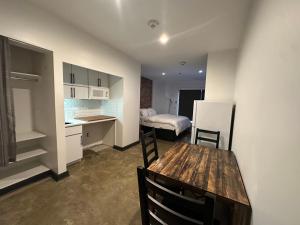 Kuchyň nebo kuchyňský kout v ubytování Tribeca Hotel FiDi