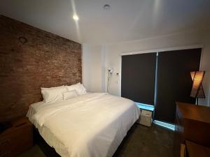 Postel nebo postele na pokoji v ubytování Tribeca Hotel FiDi