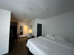 Postel nebo postele na pokoji v ubytování Tribeca Hotel FiDi