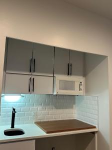 Kuchyň nebo kuchyňský kout v ubytování Tribeca Hotel FiDi