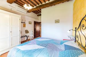 A bed or beds in a room at Sun Hill Apartments