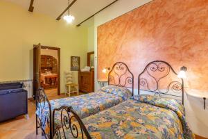 A bed or beds in a room at Sun Hill Apartments