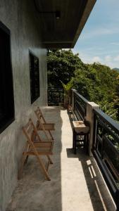 Uma varanda ou terraço em Deishaview Jungle Hostel