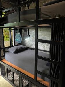 Uma cama ou camas num quarto em Deishaview Jungle Hostel