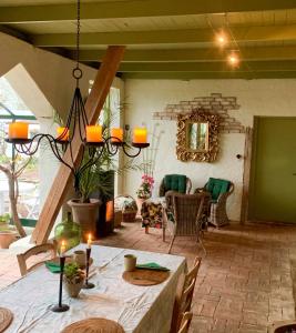 una sala da pranzo con tavolo e sedie di Lunkaberg Bed & Breakfast a Simrishamn