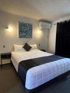 Postel nebo postele na pokoji v ubytování Aquarius Motor Inn