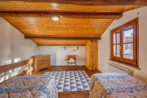 A bed or beds in a room at Sun Hill Apartments Még 37 kép