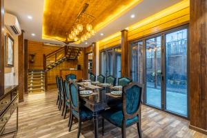 Posezení v ubytování amã Stays & Trails Kashi House, Rishikesh