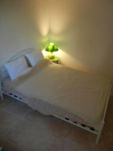 1 cama en un dormitorio con una lámpara en una mesa en Pt prixappart au calme vue mer, en Bandol