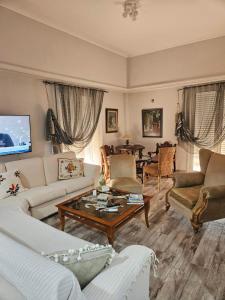 TV a/nebo společenská místnost v ubytování ΜΑΡΙΑ η ΧΑΛΚΙΔΕΑ