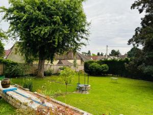 Κήπος έξω από το House with the Pool near Polo club Chantilly