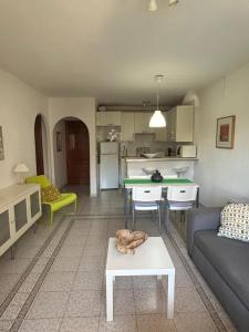 a living room with a couch and a table at Encanto Mediterráneo Apartamento Céntrico a Pasos de la Playa del Albir in Albir