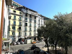 サレルノにあるB&B Dei Pioppiの道路脇に足場が組まれたアパート