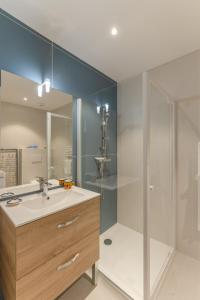 Ένα μπάνιο στο TY MOUTIK - Bel appartement T2 de standing vue mer