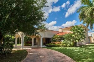 a driveway leading to a house with palm trees at Cozy Suite In Bacab Mansion in Cancún