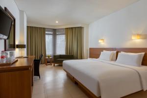Postel nebo postele na pokoji v ubytování Hotel Santika Bandung