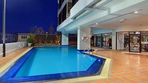 a large swimming pool on top of a building at Tai Pan Hotel in Bangkok +24 photos