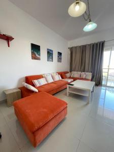 ein Wohnzimmer mit Sofa und Tisch in der Unterkunft VIP Chalet Amwaj North Cost E Zone The Terrace in El-Alamein