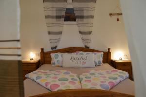 A bed or beds in a room at Romantiksuite bei Seitberger Még 28 kép
