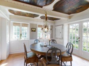 a dining room with a table and chairs and a chandelier at Das-Kommandeur-Haus-Ihr-Familien-Ferienhaus-in-Nieblum-auf-Foehr in Nieblum