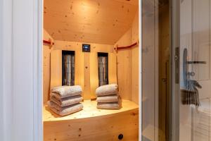 a room with a pile of towels on a shelf at Das-Kommandeur-Haus-Ihr-Familien-Ferienhaus-in-Nieblum-auf-Foehr in Nieblum +55 photos