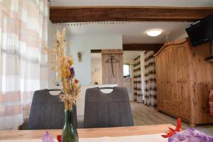 A television and/or entertainment centre at Romantiksuite bei Seitberger