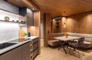 Kuhinja oz. manjša kuhinja v nastanitvi PRIVATE HOMES Alpin Spa Apartments