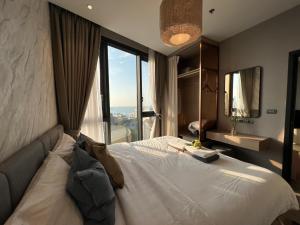 Ένα ή περισσότερα κρεβάτια σε δωμάτιο στο Edge Central Pattaya by Mickey