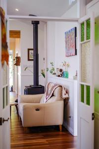 Posezení v ubytování Entire Boutique Home - The Rustic Cottage - Canungra
