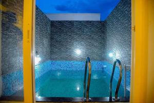 Bazén v ubytování Lazo Avarta Resort and Convention Centre Pondicherry nebo v jeho okolí