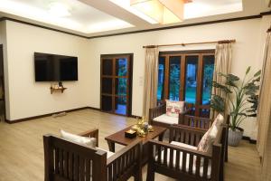 Vimarn Kaew Village and Resort的电视和/或娱乐中心