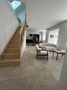 ein Wohnzimmer mit Treppe und Couch in der Unterkunft Ty Mamie spa - 700m de la plage in Saint-Pabu + 13 Fotos