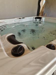 eine Badewanne mit Wasser im Bad in der Unterkunft Ty Mamie spa - 700m de la plage in Saint-Pabu