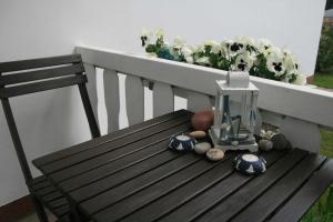 a wooden bench sitting on a balcony with flowers at Ferienhaus am Waldrand Biendorf bei Kühlungsborn in Biendorf +35 photos