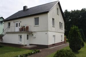 una casa bianca con il tetto nero di FeWo Alt Bukow nahe Ostseebad Rerik ad Alt Bukow