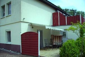 una casa bianca e rossa con garage rosso di FeWo Alt Bukow nahe Ostseebad Rerik ad Alt Bukow Altre 31 foto