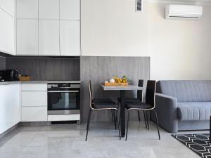 Kuchyňa alebo kuchynka v ubytovaní Apartamenty Mieczysława Gorzki