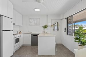 Η κουζίνα ή μικρή κουζίνα στο Alex Beachside Pet Friendly 2 Bed Apartment