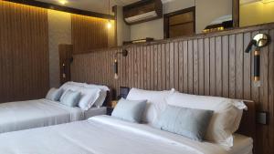Postel nebo postele na pokoji v ubytování Shalom Suites