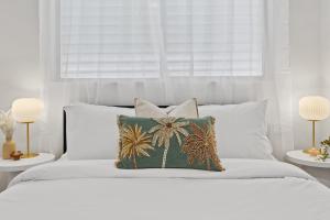 Ένα ή περισσότερα κρεβάτια σε δωμάτιο στο Alex Beachside Pet Friendly 2 Bed Apartment