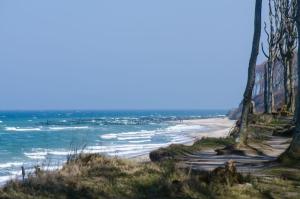 a view of the beach from the bluff at Finnhütte mit Kamin und Meerblick - Balkon in Nienhagen
