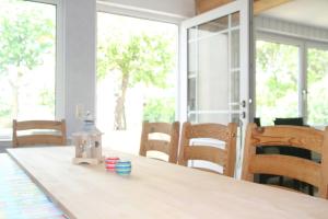 Zimmer mit einem Tisch mit Stühlen und Fenstern in der Unterkunft Landhaus am Bauernhof im Ostseeland in Boldenshagen + 50 Fotos