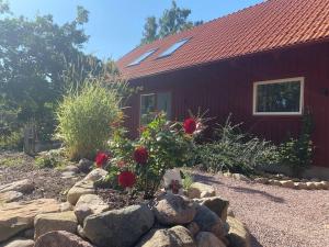 Κήπος έξω από το The Red House in Boda, Revsudden +15 φωτογραφίες