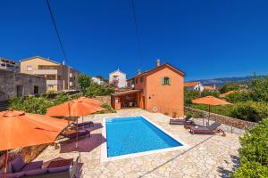 Bazén v ubytovaní Holiday house Villa Šilo alebo v jeho blízkosti
