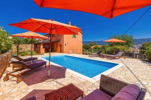 Bazén v ubytovaní Holiday house Villa Šilo alebo v jeho blízkosti