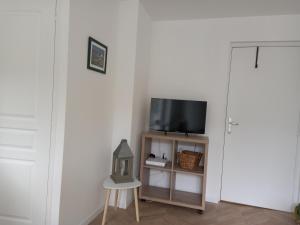 a tv sitting on a shelf next to a door at Plat Gousset in Granville