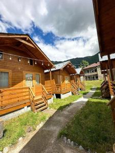 Nespecifikovaný výhled na hory nebo výhled na hory při pohledu z prázdninového domu