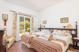 Ένα ή περισσότερα κρεβάτια σε δωμάτιο στο Rustic Garden Minorcan style villa with Private Pool and Sea +19 φωτογραφίες
