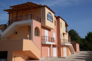 ein Gebäude mit Balkon auf der Seite in der Unterkunft Maria's Filoxenia Suites in Drepanon